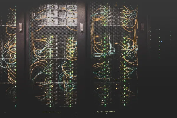 別讓每個部門各養一隻 AI！企業真正需要的是一套共用的 AI 基礎設施